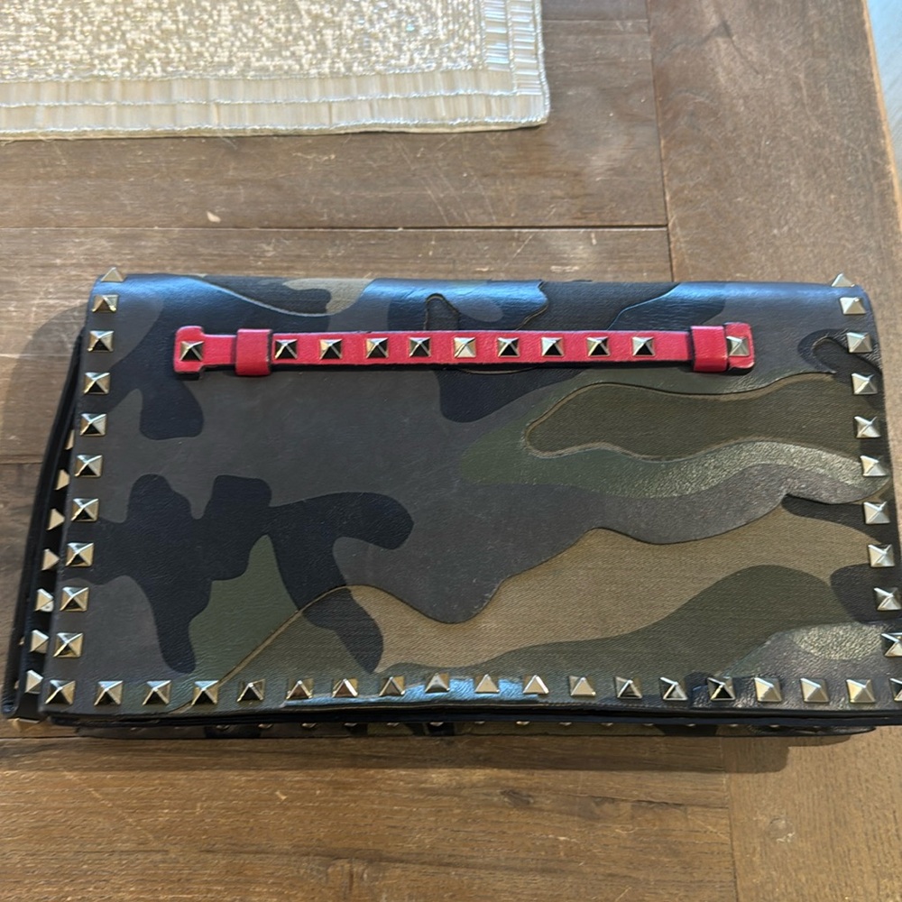 Only wore once this beautiful leather bag